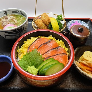 サーモン丼のちらし寿司とカキフライ
