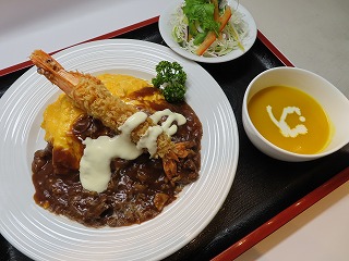 ふわとろオムライスと海老フライ